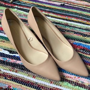 Nine West nude pumps size 9